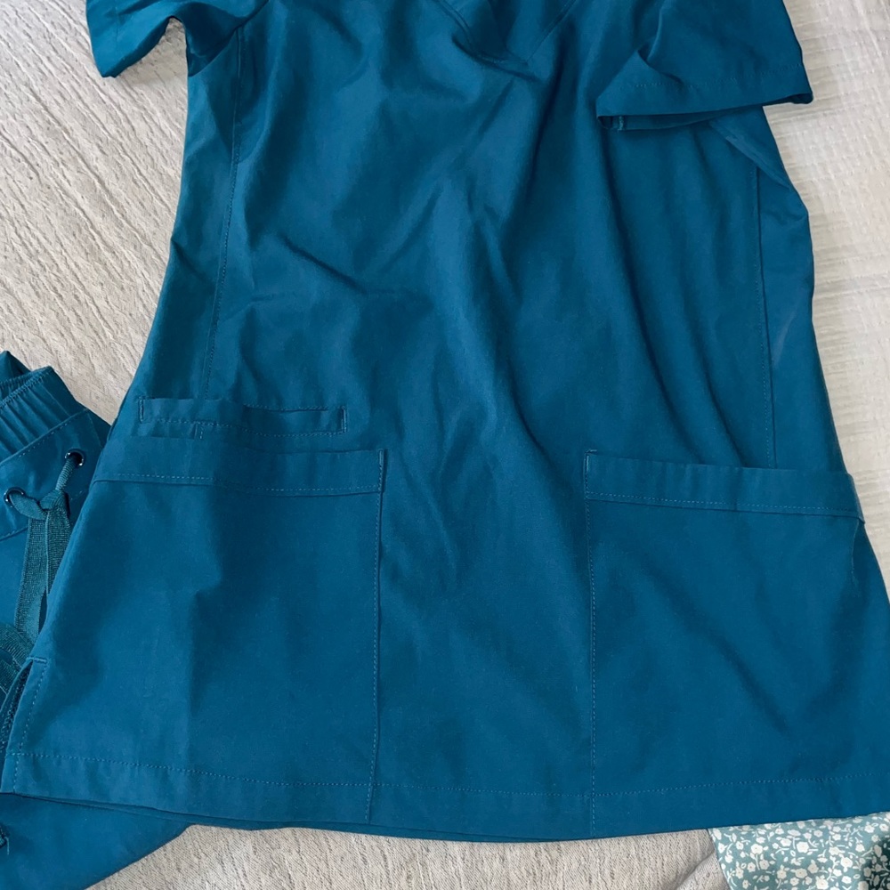SCRUBS BUNDLE - Picture 4 of 8